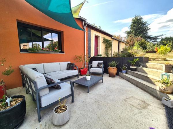 Maison de caractère rénovée avec grand jardin, garage et dépendances