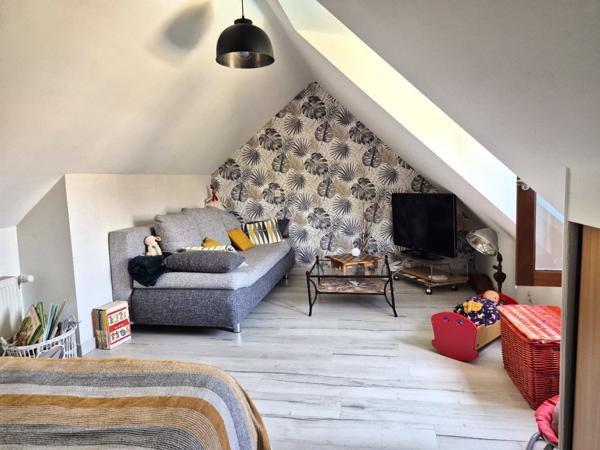 Maison de caractère rénovée avec grand jardin, garage et dépendances