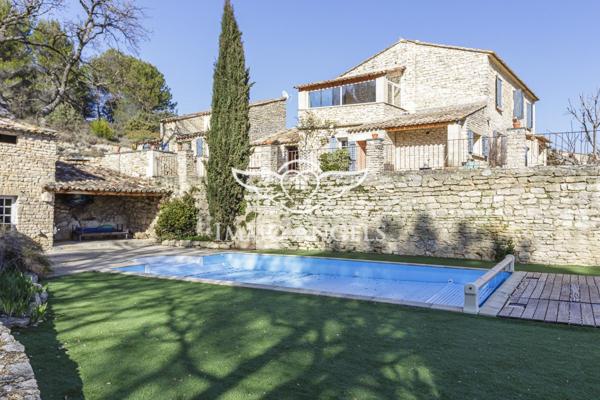 Mas en pierres avec gîte et dépendances, proche de Gordes