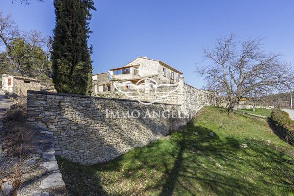 Mas en pierres avec gîte et dépendances, proche de Gordes