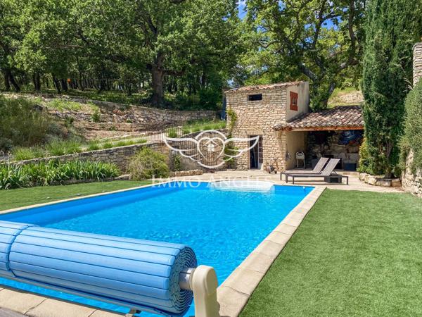 Mas en pierres avec gîte et dépendances, proche de Gordes