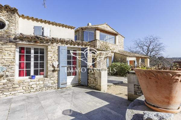 Mas en pierres avec gîte et dépendances, proche de Gordes