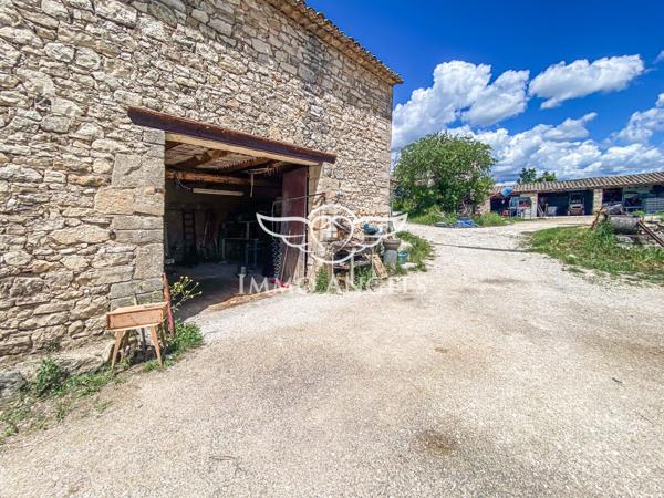Mas en pierres avec gîte et dépendances, proche de Gordes