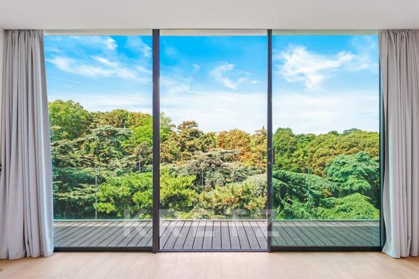 Villa contemporaine suspendue au-dessus du Parc Montsouris