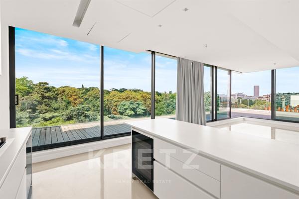 Villa contemporaine suspendue au-dessus du Parc Montsouris