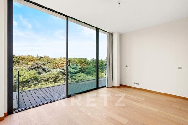 Villa contemporaine suspendue au-dessus du Parc Montsouris