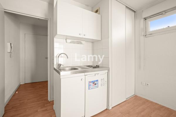 Appartement studio. parking en sous-sol en sus à dix mille euros