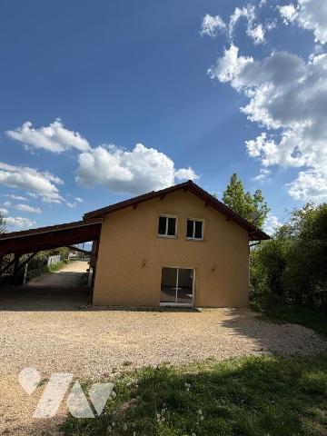 Située sur les hauteurs de Virieu-le-Grand (01510), cette maison bénéficie d'un environnement c...