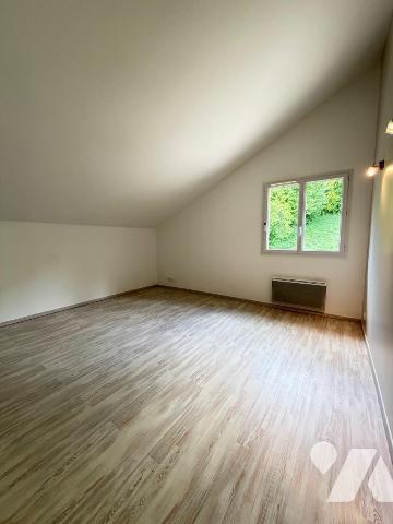 Située sur les hauteurs de Virieu-le-Grand (01510), cette maison bénéficie d'un environnement c...
