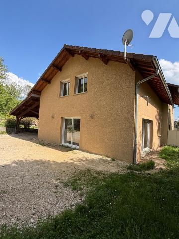 Située sur les hauteurs de Virieu-le-Grand (01510), cette maison bénéficie d'un environnement c...