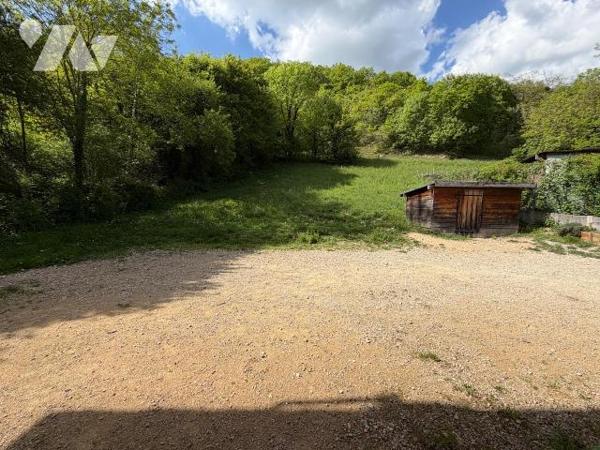 Située sur les hauteurs de Virieu-le-Grand (01510), cette maison bénéficie d'un environnement c...