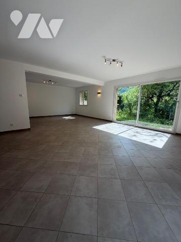 Située sur les hauteurs de Virieu-le-Grand (01510), cette maison bénéficie d'un environnement c...