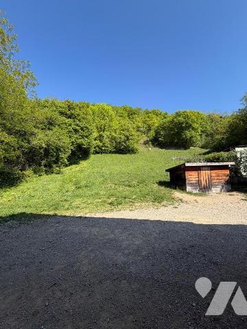 Située sur les hauteurs de Virieu-le-Grand (01510), cette maison bénéficie d'un environnement c...