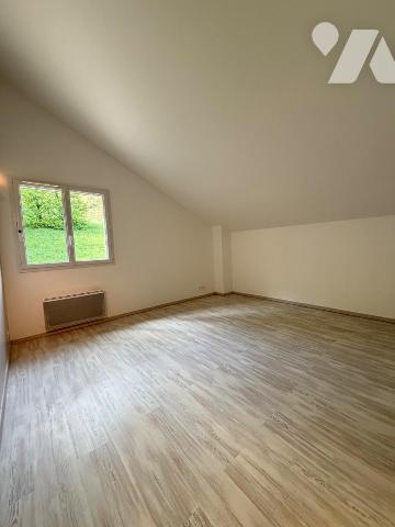 Située sur les hauteurs de Virieu-le-Grand (01510), cette maison bénéficie d'un environnement c...