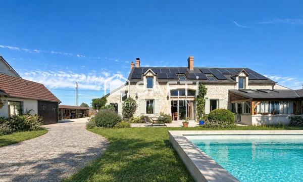Superbe longère de 205m² habitables environ avec piscine et jardin soigné
