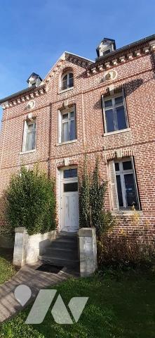 Maison de ville avec jardin comprenant au rez-de-chaussée: une entrée, une salle à manger, une ...