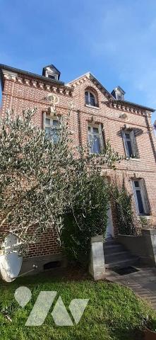 Maison de ville avec jardin comprenant au rez-de-chaussée: une entrée, une salle à manger, une ...