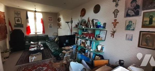 Maison de ville avec jardin comprenant au rez-de-chaussée: une entrée, une salle à manger, une ...