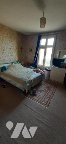 Maison de ville avec jardin comprenant au rez-de-chaussée: une entrée, une salle à manger, une ...