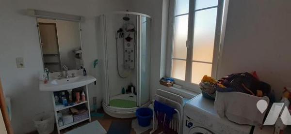 Maison de ville avec jardin comprenant au rez-de-chaussée: une entrée, une salle à manger, une ...