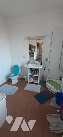 Maison de ville avec jardin comprenant au rez-de-chaussée: une entrée, une salle à manger, une ...