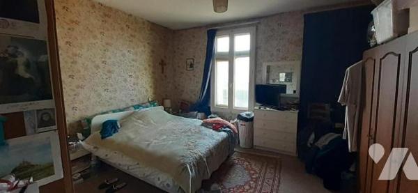 Maison de ville avec jardin comprenant au rez-de-chaussée: une entrée, une salle à manger, une ...