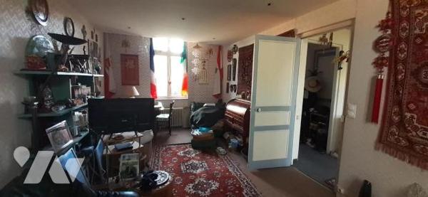 Maison de ville avec jardin comprenant au rez-de-chaussée: une entrée, une salle à manger, une ...