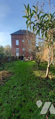 Maison de ville avec jardin comprenant au rez-de-chaussée: une entrée, une salle à manger, une ...
