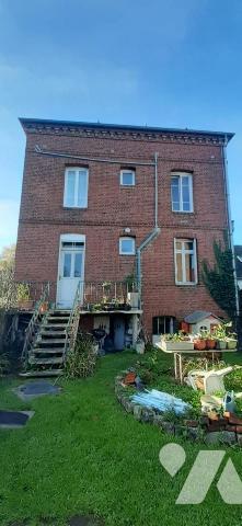 Maison de ville avec jardin comprenant au rez-de-chaussée: une entrée, une salle à manger, une ...