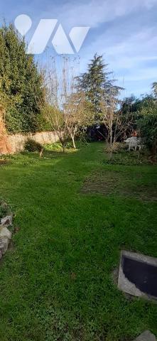 Maison de ville avec jardin comprenant au rez-de-chaussée: une entrée, une salle à manger, une ...