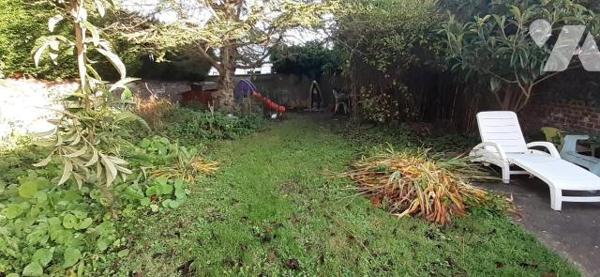 Maison de ville avec jardin comprenant au rez-de-chaussée: une entrée, une salle à manger, une ...