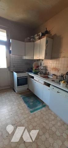 Maison de ville avec jardin comprenant au rez-de-chaussée: une entrée, une salle à manger, une ...