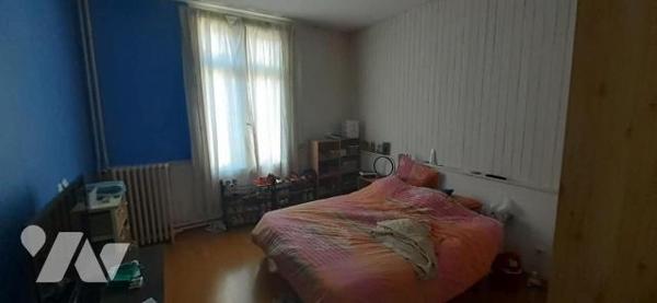 Maison de ville avec jardin comprenant au rez-de-chaussée: une entrée, une salle à manger, une ...