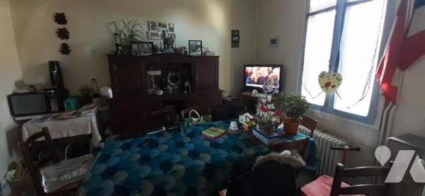 Maison de ville avec jardin comprenant au rez-de-chaussée: une entrée, une salle à manger, une ...