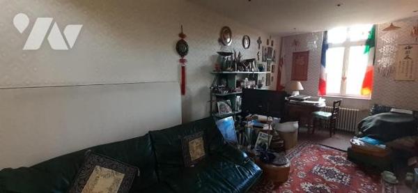 Maison de ville avec jardin comprenant au rez-de-chaussée: une entrée, une salle à manger, une ...