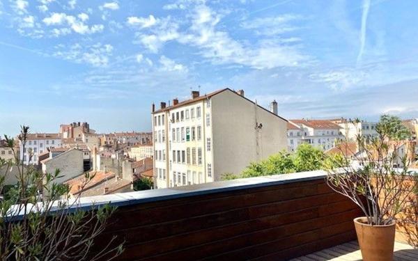 Immeuble à vendre    7 pièces • 333,08 m2 Lyon 4