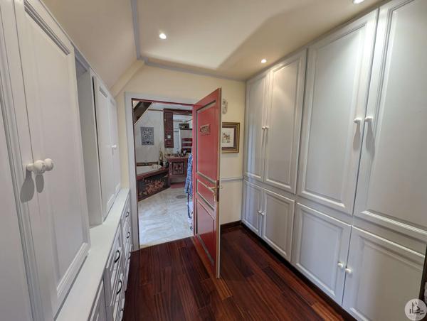 Situation dominante, Propriété avec maison d'amis