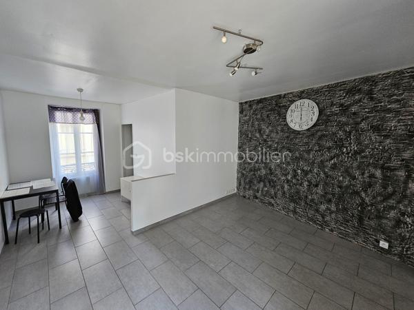Idéal premier achat ou investissement locatif !

Situé à Corbeil-Essonnes, à proximité des commerces et de toutes les commodités, venez découvrir cet appartement 3 pièces d'environ 50 m², au sein d'une petite copropriété de seulement 4 lots.

L'appartement se compose d'un espace de vie, d'une cuisine, d'une chambre, d'un bureau pouvant s'adapter à différents usages (télétravail, chambre d'appoint, dressing…), ainsi que d'une salle d'eau, WC et une cave.

Vous apprécierez notamment ses faibles charges de copropriété, d'environ 80 €, ainsi que le caractère intimiste de cette petite copropriété.

Grâce à sa superficie, sa configuration et sa proximité avec les commodités, cet appartement peut également constituer une opportunité intéressante pour un investissement locatif.

Les + du bien

- Environ 50 m²
- 3 pièces
- 1 chambre + 1 bureau
- Petite copropriété de 4 lots
- Charges de copropriété : environ 80 €
- Proximité des commerces et commodités
- Idéal premier achat ou investissement locatif
- Classe énergétique : F
- GES : C

À découvrir rapidement !

Contactez-moi pour obtenir davantage de renseignements ou organiser une visite.