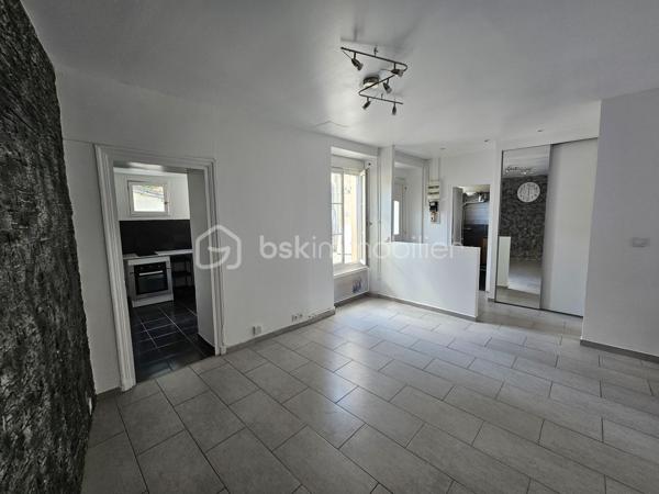 Idéal premier achat ou investissement locatif !

Situé à Corbeil-Essonnes, à proximité des commerces et de toutes les commodités, venez découvrir cet appartement 3 pièces d'environ 50 m², au sein d'une petite copropriété de seulement 4 lots.

L'appartement se compose d'un espace de vie, d'une cuisine, d'une chambre, d'un bureau pouvant s'adapter à différents usages (télétravail, chambre d'appoint, dressing…), ainsi que d'une salle d'eau, WC et une cave.

Vous apprécierez notamment ses faibles charges de copropriété, d'environ 80 €, ainsi que le caractère intimiste de cette petite copropriété.

Grâce à sa superficie, sa configuration et sa proximité avec les commodités, cet appartement peut également constituer une opportunité intéressante pour un investissement locatif.

Les + du bien

- Environ 50 m²
- 3 pièces
- 1 chambre + 1 bureau
- Petite copropriété de 4 lots
- Charges de copropriété : environ 80 €
- Proximité des commerces et commodités
- Idéal premier achat ou investissement locatif
- Classe énergétique : F
- GES : C

À découvrir rapidement !

Contactez-moi pour obtenir davantage de renseignements ou organiser une visite.