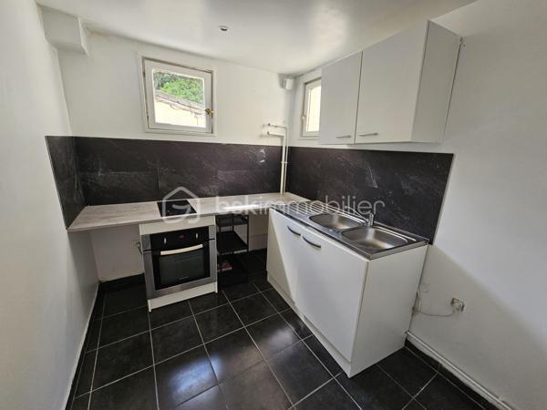 Idéal premier achat ou investissement locatif !

Situé à Corbeil-Essonnes, à proximité des commerces et de toutes les commodités, venez découvrir cet appartement 3 pièces d'environ 50 m², au sein d'une petite copropriété de seulement 4 lots.

L'appartement se compose d'un espace de vie, d'une cuisine, d'une chambre, d'un bureau pouvant s'adapter à différents usages (télétravail, chambre d'appoint, dressing…), ainsi que d'une salle d'eau, WC et une cave.

Vous apprécierez notamment ses faibles charges de copropriété, d'environ 80 €, ainsi que le caractère intimiste de cette petite copropriété.

Grâce à sa superficie, sa configuration et sa proximité avec les commodités, cet appartement peut également constituer une opportunité intéressante pour un investissement locatif.

Les + du bien

- Environ 50 m²
- 3 pièces
- 1 chambre + 1 bureau
- Petite copropriété de 4 lots
- Charges de copropriété : environ 80 €
- Proximité des commerces et commodités
- Idéal premier achat ou investissement locatif
- Classe énergétique : F
- GES : C

À découvrir rapidement !

Contactez-moi pour obtenir davantage de renseignements ou organiser une visite.