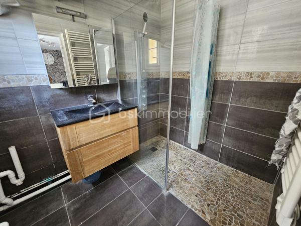 Idéal premier achat ou investissement locatif !

Situé à Corbeil-Essonnes, à proximité des commerces et de toutes les commodités, venez découvrir cet appartement 3 pièces d'environ 50 m², au sein d'une petite copropriété de seulement 4 lots.

L'appartement se compose d'un espace de vie, d'une cuisine, d'une chambre, d'un bureau pouvant s'adapter à différents usages (télétravail, chambre d'appoint, dressing…), ainsi que d'une salle d'eau, WC et une cave.

Vous apprécierez notamment ses faibles charges de copropriété, d'environ 80 €, ainsi que le caractère intimiste de cette petite copropriété.

Grâce à sa superficie, sa configuration et sa proximité avec les commodités, cet appartement peut également constituer une opportunité intéressante pour un investissement locatif.

Les + du bien

- Environ 50 m²
- 3 pièces
- 1 chambre + 1 bureau
- Petite copropriété de 4 lots
- Charges de copropriété : environ 80 €
- Proximité des commerces et commodités
- Idéal premier achat ou investissement locatif
- Classe énergétique : F
- GES : C

À découvrir rapidement !

Contactez-moi pour obtenir davantage de renseignements ou organiser une visite.