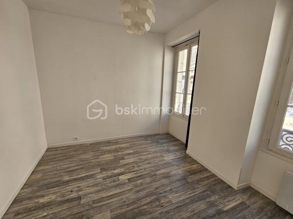 Idéal premier achat ou investissement locatif !

Situé à Corbeil-Essonnes, à proximité des commerces et de toutes les commodités, venez découvrir cet appartement 3 pièces d'environ 50 m², au sein d'une petite copropriété de seulement 4 lots.

L'appartement se compose d'un espace de vie, d'une cuisine, d'une chambre, d'un bureau pouvant s'adapter à différents usages (télétravail, chambre d'appoint, dressing…), ainsi que d'une salle d'eau, WC et une cave.

Vous apprécierez notamment ses faibles charges de copropriété, d'environ 80 €, ainsi que le caractère intimiste de cette petite copropriété.

Grâce à sa superficie, sa configuration et sa proximité avec les commodités, cet appartement peut également constituer une opportunité intéressante pour un investissement locatif.

Les + du bien

- Environ 50 m²
- 3 pièces
- 1 chambre + 1 bureau
- Petite copropriété de 4 lots
- Charges de copropriété : environ 80 €
- Proximité des commerces et commodités
- Idéal premier achat ou investissement locatif
- Classe énergétique : F
- GES : C

À découvrir rapidement !

Contactez-moi pour obtenir davantage de renseignements ou organiser une visite.