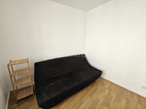 Idéal premier achat ou investissement locatif !

Situé à Corbeil-Essonnes, à proximité des commerces et de toutes les commodités, venez découvrir cet appartement 3 pièces d'environ 50 m², au sein d'une petite copropriété de seulement 4 lots.

L'appartement se compose d'un espace de vie, d'une cuisine, d'une chambre, d'un bureau pouvant s'adapter à différents usages (télétravail, chambre d'appoint, dressing…), ainsi que d'une salle d'eau, WC et une cave.

Vous apprécierez notamment ses faibles charges de copropriété, d'environ 80 €, ainsi que le caractère intimiste de cette petite copropriété.

Grâce à sa superficie, sa configuration et sa proximité avec les commodités, cet appartement peut également constituer une opportunité intéressante pour un investissement locatif.

Les + du bien

- Environ 50 m²
- 3 pièces
- 1 chambre + 1 bureau
- Petite copropriété de 4 lots
- Charges de copropriété : environ 80 €
- Proximité des commerces et commodités
- Idéal premier achat ou investissement locatif
- Classe énergétique : F
- GES : C

À découvrir rapidement !

Contactez-moi pour obtenir davantage de renseignements ou organiser une visite.