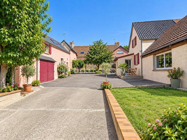 À seulement 15 minutes de Rambouillet et à environ une heure de Paris, découvrez une propriété de caractère qui conjugue le charme de l’ancien, le confort contemporain et une situation privilégiée. Ici, tout se fait à pied : crèche, écoles, collège, complexe sportif, centre-ville et centre commercial. Un quotidien facilité, dans un environnement résidentiel particulièrement calme, préservé des regards.

Dès les premiers instants, le charme opère. Au cœur d’un magnifique terrain clos, arboré et paysager de 3 256 m², cette demeure offre un cadre de vie empreint de sérénité et d’intimité. Les volumes généreux, la qualité des rénovations et les nombreuses possibilités d’évolution en font une propriété aussi rare qu’attachante.

Une demeure pensée pour accueillir toutes les envies de vie

Développant environ 284 m² habitables et 11 pièces, l’ensemble répond aussi bien aux attentes d’une grande famille qu’à celles d’une famille recomposée ou multigénérationnelle. Il permet également d’envisager une résidence principale associée à une activité locative, dans un cadre de vie privilégié.

La maison principale, d’environ 180 m² habitables, comprend 6 pièces, dont 4 chambres. Elle est complétée par deux appartements indépendants : un 3 pièces de 60 m² et un 2 pièces de 45 m². Actuellement exploités en location de courte durée de type Airbnb, ces logements bénéficient d’un taux d’occupation élevé et constituent une opportunité de revenus complémentaires, tout en conservant la possibilité d’accueillir famille et amis en toute indépendance.

Un potentiel d’évolution remarquable

La propriété révèle encore de belles perspectives grâce à une seconde maison de 3 pièces, d’environ 77 m², dont la rénovation reste à achever, avec devis à l’appui. Un grenier aménageable, permettant d’envisager la création d’un appartement de 2 pièces d’environ 55 m², après réalisation des travaux, la surface habitable pourrait ainsi approcher 415 m².

Ces possibilités ouvrent la voie à de nombreux projets : résidence familiale de grande envergure, habitat multigénérationnel, activité de gîtes ou de chambres d’hôtes, ou encore développement d’un patrimoine immobilier associant plaisir de vivre et perspectives de valorisation.

Des extérieurs propices à la douceur de vivre

Les 3 256 m² de terrain, entièrement clos et sans vis-à-vis, composent un véritable écrin de verdure. Trois terrasses exposées plein sud invitent à profiter des beaux jours, à recevoir ses proches ou simplement à savourer le calme environnant.

La propriété dispose également de 145 m² de dépendances, comprenant notamment deux grands garages, une buanderie, une cave et de généreux espaces de stockage. Plusieurs stationnements sont possibles sur le terrain, apportant un confort supplémentaire au quotidien.

Une propriété à découvrir, un projet à imaginer

Rénovée avec des matériaux de qualité et des finitions soignées, cette demeure a su préserver son authenticité tout en s’adaptant aux exigences de la vie moderne. Son caractère, ses volumes, son environnement et son potentiel en font un lieu singulier, où chaque espace invite à imaginer une nouvelle façon de vivre.

Que vous recherchiez une grande maison de famille, un refuge paisible aux portes de Rambouillet ou une propriété permettant de conjuguer résidence principale et projet d’accueil, cette adresse mérite toute votre attention.

Je vous invite à me contacter pour échanger sur votre projet et organiser une visite privée. C’est en découvrant les lieux, leurs volumes et leur atmosphère que vous pourrez pleinement apprécier le caractère exceptionnel de cette propriété.