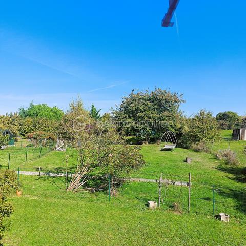 À seulement 15 minutes de Rambouillet et à environ une heure de Paris, découvrez une propriété de caractère qui conjugue le charme de l’ancien, le confort contemporain et une situation privilégiée. Ici, tout se fait à pied : crèche, écoles, collège, complexe sportif, centre-ville et centre commercial. Un quotidien facilité, dans un environnement résidentiel particulièrement calme, préservé des regards.

Dès les premiers instants, le charme opère. Au cœur d’un magnifique terrain clos, arboré et paysager de 3 256 m², cette demeure offre un cadre de vie empreint de sérénité et d’intimité. Les volumes généreux, la qualité des rénovations et les nombreuses possibilités d’évolution en font une propriété aussi rare qu’attachante.

Une demeure pensée pour accueillir toutes les envies de vie

Développant environ 284 m² habitables et 11 pièces, l’ensemble répond aussi bien aux attentes d’une grande famille qu’à celles d’une famille recomposée ou multigénérationnelle. Il permet également d’envisager une résidence principale associée à une activité locative, dans un cadre de vie privilégié.

La maison principale, d’environ 180 m² habitables, comprend 6 pièces, dont 4 chambres. Elle est complétée par deux appartements indépendants : un 3 pièces de 60 m² et un 2 pièces de 45 m². Actuellement exploités en location de courte durée de type Airbnb, ces logements bénéficient d’un taux d’occupation élevé et constituent une opportunité de revenus complémentaires, tout en conservant la possibilité d’accueillir famille et amis en toute indépendance.

Un potentiel d’évolution remarquable

La propriété révèle encore de belles perspectives grâce à une seconde maison de 3 pièces, d’environ 77 m², dont la rénovation reste à achever, avec devis à l’appui. Un grenier aménageable, permettant d’envisager la création d’un appartement de 2 pièces d’environ 55 m², après réalisation des travaux, la surface habitable pourrait ainsi approcher 415 m².

Ces possibilités ouvrent la voie à de nombreux projets : résidence familiale de grande envergure, habitat multigénérationnel, activité de gîtes ou de chambres d’hôtes, ou encore développement d’un patrimoine immobilier associant plaisir de vivre et perspectives de valorisation.

Des extérieurs propices à la douceur de vivre

Les 3 256 m² de terrain, entièrement clos et sans vis-à-vis, composent un véritable écrin de verdure. Trois terrasses exposées plein sud invitent à profiter des beaux jours, à recevoir ses proches ou simplement à savourer le calme environnant.

La propriété dispose également de 145 m² de dépendances, comprenant notamment deux grands garages, une buanderie, une cave et de généreux espaces de stockage. Plusieurs stationnements sont possibles sur le terrain, apportant un confort supplémentaire au quotidien.

Une propriété à découvrir, un projet à imaginer

Rénovée avec des matériaux de qualité et des finitions soignées, cette demeure a su préserver son authenticité tout en s’adaptant aux exigences de la vie moderne. Son caractère, ses volumes, son environnement et son potentiel en font un lieu singulier, où chaque espace invite à imaginer une nouvelle façon de vivre.

Que vous recherchiez une grande maison de famille, un refuge paisible aux portes de Rambouillet ou une propriété permettant de conjuguer résidence principale et projet d’accueil, cette adresse mérite toute votre attention.

Je vous invite à me contacter pour échanger sur votre projet et organiser une visite privée. C’est en découvrant les lieux, leurs volumes et leur atmosphère que vous pourrez pleinement apprécier le caractère exceptionnel de cette propriété.