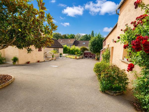 À seulement 15 minutes de Rambouillet et à environ une heure de Paris, découvrez une propriété de caractère qui conjugue le charme de l’ancien, le confort contemporain et une situation privilégiée. Ici, tout se fait à pied : crèche, écoles, collège, complexe sportif, centre-ville et centre commercial. Un quotidien facilité, dans un environnement résidentiel particulièrement calme, préservé des regards.

Dès les premiers instants, le charme opère. Au cœur d’un magnifique terrain clos, arboré et paysager de 3 256 m², cette demeure offre un cadre de vie empreint de sérénité et d’intimité. Les volumes généreux, la qualité des rénovations et les nombreuses possibilités d’évolution en font une propriété aussi rare qu’attachante.

Une demeure pensée pour accueillir toutes les envies de vie

Développant environ 284 m² habitables et 11 pièces, l’ensemble répond aussi bien aux attentes d’une grande famille qu’à celles d’une famille recomposée ou multigénérationnelle. Il permet également d’envisager une résidence principale associée à une activité locative, dans un cadre de vie privilégié.

La maison principale, d’environ 180 m² habitables, comprend 6 pièces, dont 4 chambres. Elle est complétée par deux appartements indépendants : un 3 pièces de 60 m² et un 2 pièces de 45 m². Actuellement exploités en location de courte durée de type Airbnb, ces logements bénéficient d’un taux d’occupation élevé et constituent une opportunité de revenus complémentaires, tout en conservant la possibilité d’accueillir famille et amis en toute indépendance.

Un potentiel d’évolution remarquable

La propriété révèle encore de belles perspectives grâce à une seconde maison de 3 pièces, d’environ 77 m², dont la rénovation reste à achever, avec devis à l’appui. Un grenier aménageable, permettant d’envisager la création d’un appartement de 2 pièces d’environ 55 m², après réalisation des travaux, la surface habitable pourrait ainsi approcher 415 m².

Ces possibilités ouvrent la voie à de nombreux projets : résidence familiale de grande envergure, habitat multigénérationnel, activité de gîtes ou de chambres d’hôtes, ou encore développement d’un patrimoine immobilier associant plaisir de vivre et perspectives de valorisation.

Des extérieurs propices à la douceur de vivre

Les 3 256 m² de terrain, entièrement clos et sans vis-à-vis, composent un véritable écrin de verdure. Trois terrasses exposées plein sud invitent à profiter des beaux jours, à recevoir ses proches ou simplement à savourer le calme environnant.

La propriété dispose également de 145 m² de dépendances, comprenant notamment deux grands garages, une buanderie, une cave et de généreux espaces de stockage. Plusieurs stationnements sont possibles sur le terrain, apportant un confort supplémentaire au quotidien.

Une propriété à découvrir, un projet à imaginer

Rénovée avec des matériaux de qualité et des finitions soignées, cette demeure a su préserver son authenticité tout en s’adaptant aux exigences de la vie moderne. Son caractère, ses volumes, son environnement et son potentiel en font un lieu singulier, où chaque espace invite à imaginer une nouvelle façon de vivre.

Que vous recherchiez une grande maison de famille, un refuge paisible aux portes de Rambouillet ou une propriété permettant de conjuguer résidence principale et projet d’accueil, cette adresse mérite toute votre attention.

Je vous invite à me contacter pour échanger sur votre projet et organiser une visite privée. C’est en découvrant les lieux, leurs volumes et leur atmosphère que vous pourrez pleinement apprécier le caractère exceptionnel de cette propriété.