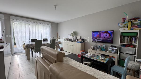 EXCLUSIVITÉ - BSK Immobilier vous invite à découvrir cette agréable maison de ville, idéalement située au cœur du quartier résidentiel rénové des Gayeulles, dans un environnement calme et recherché.
À proximité immédiate du parc des Gayeulles, de sa piscine et de toutes les commodités, vous bénéficiez également d’un accès rapide au métro B (station Les Gayeulles), aux lignes de bus, aux écoles, collèges et lycée ainsi qu’aux nombreux commerces du secteur.
Construite en 2017 au sein d’une copropriété calme et sécurisée, cette maison offre un cadre de vie confortable et fonctionnel, sans travaux à prévoir.

Un espace de vie lumineux ouvert sur l’extérieur :
Dès l’entrée, avec son pratique placard de rangement, vous découvrez une belle pièce de vie baignée de lumière.
Le salon-séjour et la cuisine américaine aménagée et équipée créent un espace convivial et chaleureux, idéal pour partager les repas en famille ou recevoir vos proches.
Dans le prolongement, profitez d’un accès direct à la terrasse exposée Ouest, parfaite pour savourer les longues soirées d’été.
Le rez-de-chaussée comprend également une salle d’eau avec espace buanderie ainsi que des WC indépendants.

Un espace nuit pensé pour toute la famille :
À l’étage, le palier dessert trois chambres, une salle de bains et des WC séparés.
Un agencement idéal pour une vie de famille, avec des espaces bien répartis entre convivialité au rez-de-chaussée et intimité à l’étage.

Les + qui font la différence :
• Maison récente construite en 2017, en très bon état
• Aucun travaux à prévoir
• Terrasse et jardinet clos et arboré d’environ 30 m², exposés Ouest
• Grand garage double avec porte sectionnelle motorisée
• Chauffage individuel au gaz
• Copropriété calme et sécurisée
• Métro B, bus, écoles, commerces et parc des Gayeulles à proximité pour vos activités sportives.

Une maison récente, confortable et parfaitement située, qui réunit les atouts d’une maison individuelle et la praticité de la vie citadine.
Il ne vous reste plus qu’à poser vos valises et profiter pleinement de votre nouveau cadre de vie !
Contactez-moi dès maintenant pour organiser votre visite et découvrir tout le potentiel de cette jolie maison aux Gayeulles.
