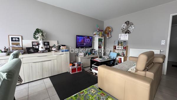 EXCLUSIVITÉ - BSK Immobilier vous invite à découvrir cette agréable maison de ville, idéalement située au cœur du quartier résidentiel rénové des Gayeulles, dans un environnement calme et recherché.
À proximité immédiate du parc des Gayeulles, de sa piscine et de toutes les commodités, vous bénéficiez également d’un accès rapide au métro B (station Les Gayeulles), aux lignes de bus, aux écoles, collèges et lycée ainsi qu’aux nombreux commerces du secteur.
Construite en 2017 au sein d’une copropriété calme et sécurisée, cette maison offre un cadre de vie confortable et fonctionnel, sans travaux à prévoir.

Un espace de vie lumineux ouvert sur l’extérieur :
Dès l’entrée, avec son pratique placard de rangement, vous découvrez une belle pièce de vie baignée de lumière.
Le salon-séjour et la cuisine américaine aménagée et équipée créent un espace convivial et chaleureux, idéal pour partager les repas en famille ou recevoir vos proches.
Dans le prolongement, profitez d’un accès direct à la terrasse exposée Ouest, parfaite pour savourer les longues soirées d’été.
Le rez-de-chaussée comprend également une salle d’eau avec espace buanderie ainsi que des WC indépendants.

Un espace nuit pensé pour toute la famille :
À l’étage, le palier dessert trois chambres, une salle de bains et des WC séparés.
Un agencement idéal pour une vie de famille, avec des espaces bien répartis entre convivialité au rez-de-chaussée et intimité à l’étage.

Les + qui font la différence :
• Maison récente construite en 2017, en très bon état
• Aucun travaux à prévoir
• Terrasse et jardinet clos et arboré d’environ 30 m², exposés Ouest
• Grand garage double avec porte sectionnelle motorisée
• Chauffage individuel au gaz
• Copropriété calme et sécurisée
• Métro B, bus, écoles, commerces et parc des Gayeulles à proximité pour vos activités sportives.

Une maison récente, confortable et parfaitement située, qui réunit les atouts d’une maison individuelle et la praticité de la vie citadine.
Il ne vous reste plus qu’à poser vos valises et profiter pleinement de votre nouveau cadre de vie !
Contactez-moi dès maintenant pour organiser votre visite et découvrir tout le potentiel de cette jolie maison aux Gayeulles.