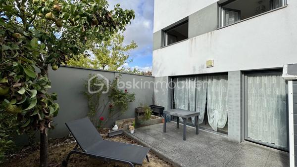 EXCLUSIVITÉ - BSK Immobilier vous invite à découvrir cette agréable maison de ville, idéalement située au cœur du quartier résidentiel rénové des Gayeulles, dans un environnement calme et recherché.
À proximité immédiate du parc des Gayeulles, de sa piscine et de toutes les commodités, vous bénéficiez également d’un accès rapide au métro B (station Les Gayeulles), aux lignes de bus, aux écoles, collèges et lycée ainsi qu’aux nombreux commerces du secteur.
Construite en 2017 au sein d’une copropriété calme et sécurisée, cette maison offre un cadre de vie confortable et fonctionnel, sans travaux à prévoir.

Un espace de vie lumineux ouvert sur l’extérieur :
Dès l’entrée, avec son pratique placard de rangement, vous découvrez une belle pièce de vie baignée de lumière.
Le salon-séjour et la cuisine américaine aménagée et équipée créent un espace convivial et chaleureux, idéal pour partager les repas en famille ou recevoir vos proches.
Dans le prolongement, profitez d’un accès direct à la terrasse exposée Ouest, parfaite pour savourer les longues soirées d’été.
Le rez-de-chaussée comprend également une salle d’eau avec espace buanderie ainsi que des WC indépendants.

Un espace nuit pensé pour toute la famille :
À l’étage, le palier dessert trois chambres, une salle de bains et des WC séparés.
Un agencement idéal pour une vie de famille, avec des espaces bien répartis entre convivialité au rez-de-chaussée et intimité à l’étage.

Les + qui font la différence :
• Maison récente construite en 2017, en très bon état
• Aucun travaux à prévoir
• Terrasse et jardinet clos et arboré d’environ 30 m², exposés Ouest
• Grand garage double avec porte sectionnelle motorisée
• Chauffage individuel au gaz
• Copropriété calme et sécurisée
• Métro B, bus, écoles, commerces et parc des Gayeulles à proximité pour vos activités sportives.

Une maison récente, confortable et parfaitement située, qui réunit les atouts d’une maison individuelle et la praticité de la vie citadine.
Il ne vous reste plus qu’à poser vos valises et profiter pleinement de votre nouveau cadre de vie !
Contactez-moi dès maintenant pour organiser votre visite et découvrir tout le potentiel de cette jolie maison aux Gayeulles.