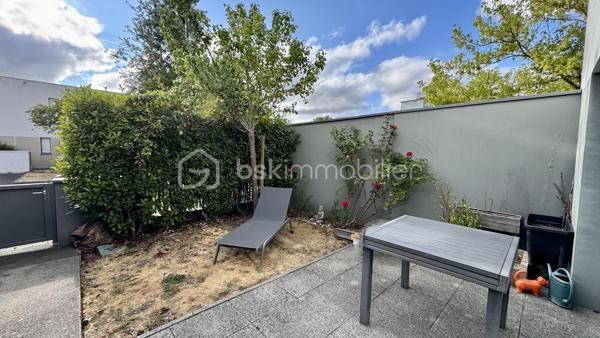 EXCLUSIVITÉ - BSK Immobilier vous invite à découvrir cette agréable maison de ville, idéalement située au cœur du quartier résidentiel rénové des Gayeulles, dans un environnement calme et recherché.
À proximité immédiate du parc des Gayeulles, de sa piscine et de toutes les commodités, vous bénéficiez également d’un accès rapide au métro B (station Les Gayeulles), aux lignes de bus, aux écoles, collèges et lycée ainsi qu’aux nombreux commerces du secteur.
Construite en 2017 au sein d’une copropriété calme et sécurisée, cette maison offre un cadre de vie confortable et fonctionnel, sans travaux à prévoir.

Un espace de vie lumineux ouvert sur l’extérieur :
Dès l’entrée, avec son pratique placard de rangement, vous découvrez une belle pièce de vie baignée de lumière.
Le salon-séjour et la cuisine américaine aménagée et équipée créent un espace convivial et chaleureux, idéal pour partager les repas en famille ou recevoir vos proches.
Dans le prolongement, profitez d’un accès direct à la terrasse exposée Ouest, parfaite pour savourer les longues soirées d’été.
Le rez-de-chaussée comprend également une salle d’eau avec espace buanderie ainsi que des WC indépendants.

Un espace nuit pensé pour toute la famille :
À l’étage, le palier dessert trois chambres, une salle de bains et des WC séparés.
Un agencement idéal pour une vie de famille, avec des espaces bien répartis entre convivialité au rez-de-chaussée et intimité à l’étage.

Les + qui font la différence :
• Maison récente construite en 2017, en très bon état
• Aucun travaux à prévoir
• Terrasse et jardinet clos et arboré d’environ 30 m², exposés Ouest
• Grand garage double avec porte sectionnelle motorisée
• Chauffage individuel au gaz
• Copropriété calme et sécurisée
• Métro B, bus, écoles, commerces et parc des Gayeulles à proximité pour vos activités sportives.

Une maison récente, confortable et parfaitement située, qui réunit les atouts d’une maison individuelle et la praticité de la vie citadine.
Il ne vous reste plus qu’à poser vos valises et profiter pleinement de votre nouveau cadre de vie !
Contactez-moi dès maintenant pour organiser votre visite et découvrir tout le potentiel de cette jolie maison aux Gayeulles.
